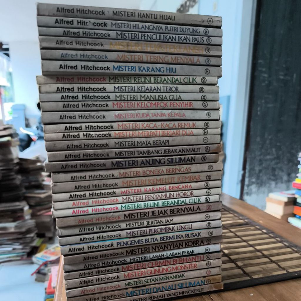 novel karangan Alfred Hitchcock trio detektif