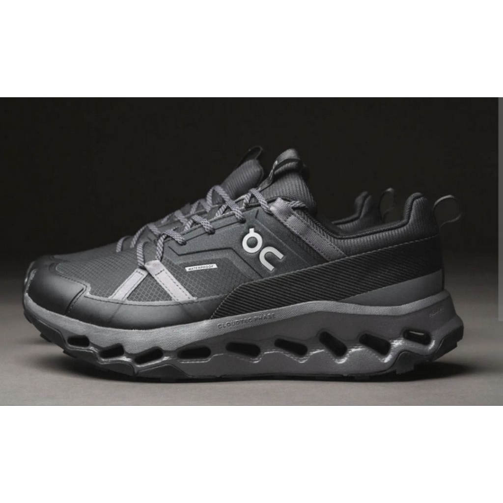 Sepatu pria on cloud
