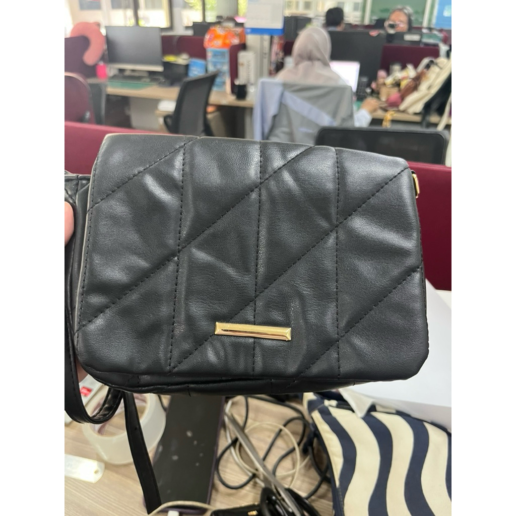tas selempang hitam miniso