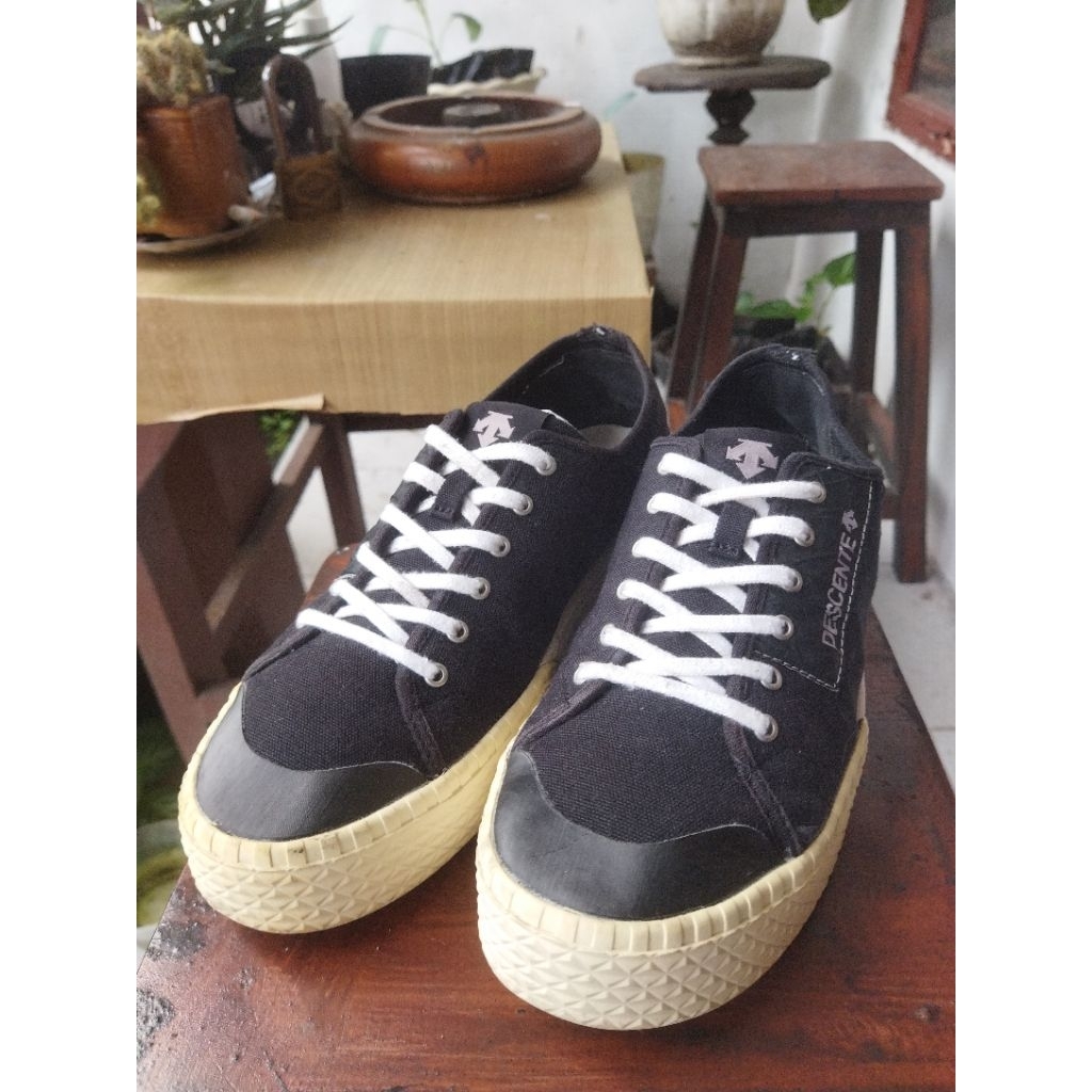 sepatu sneakers seken brand Descente sz 42