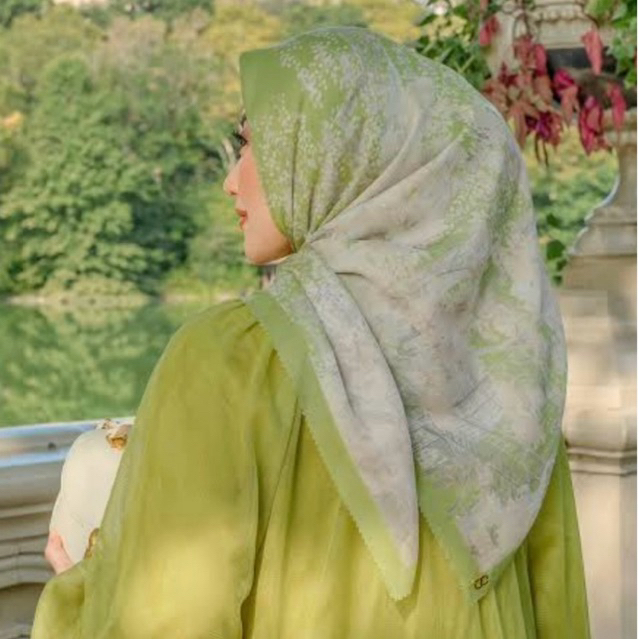 (Preloved)-Buttonscarves New York 3-Murray Hill