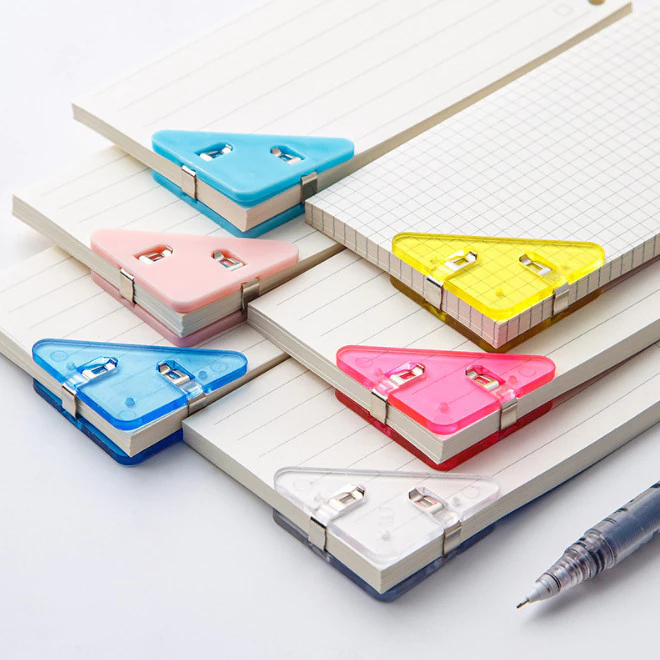 Paper Clip Binder Klip Kertas Segitiga Penjepit Sudut Kertas Akrilik Clips Book & Paper Corner ATK30