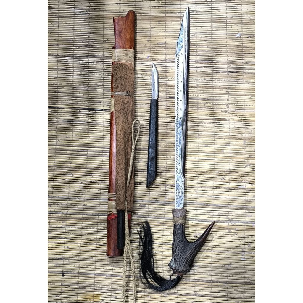 SOUVENIR MANDAU BORNEO KHAS KALIMANTAN ASLI 100% | Gagang Dari tanduk rusa