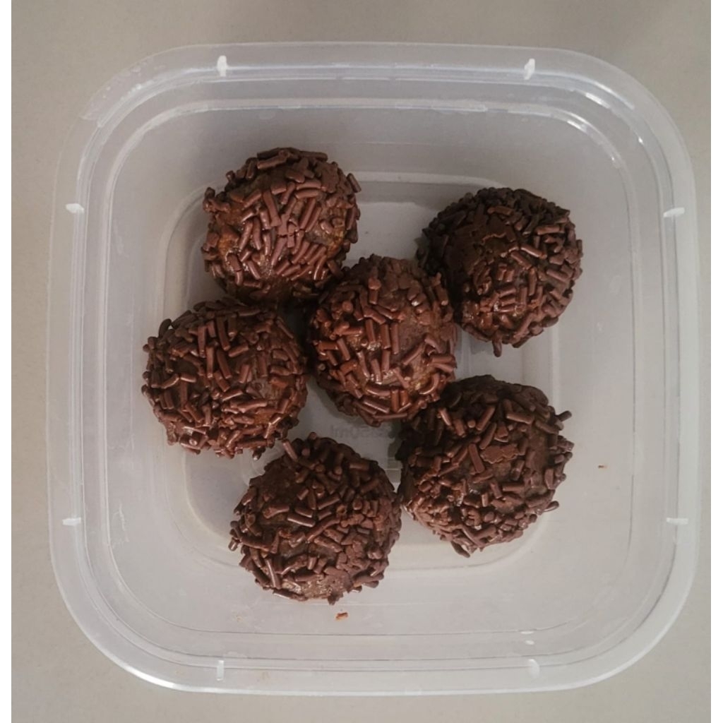 Bola-bola Coklat Regal/Rhum Balls Isi 6pcs (Bisa pakai Rhum essens/tdk pakai rhum essens)