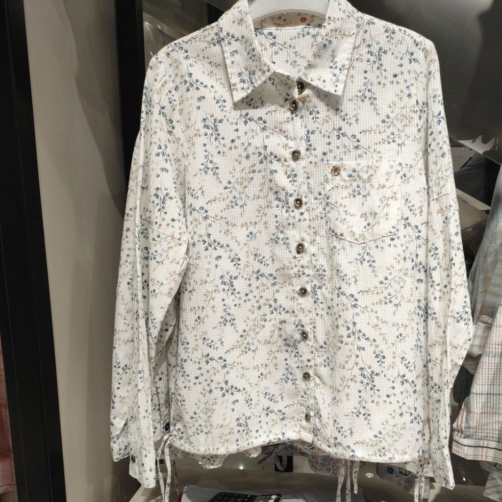 triset kemeja lengan panjang wanita.