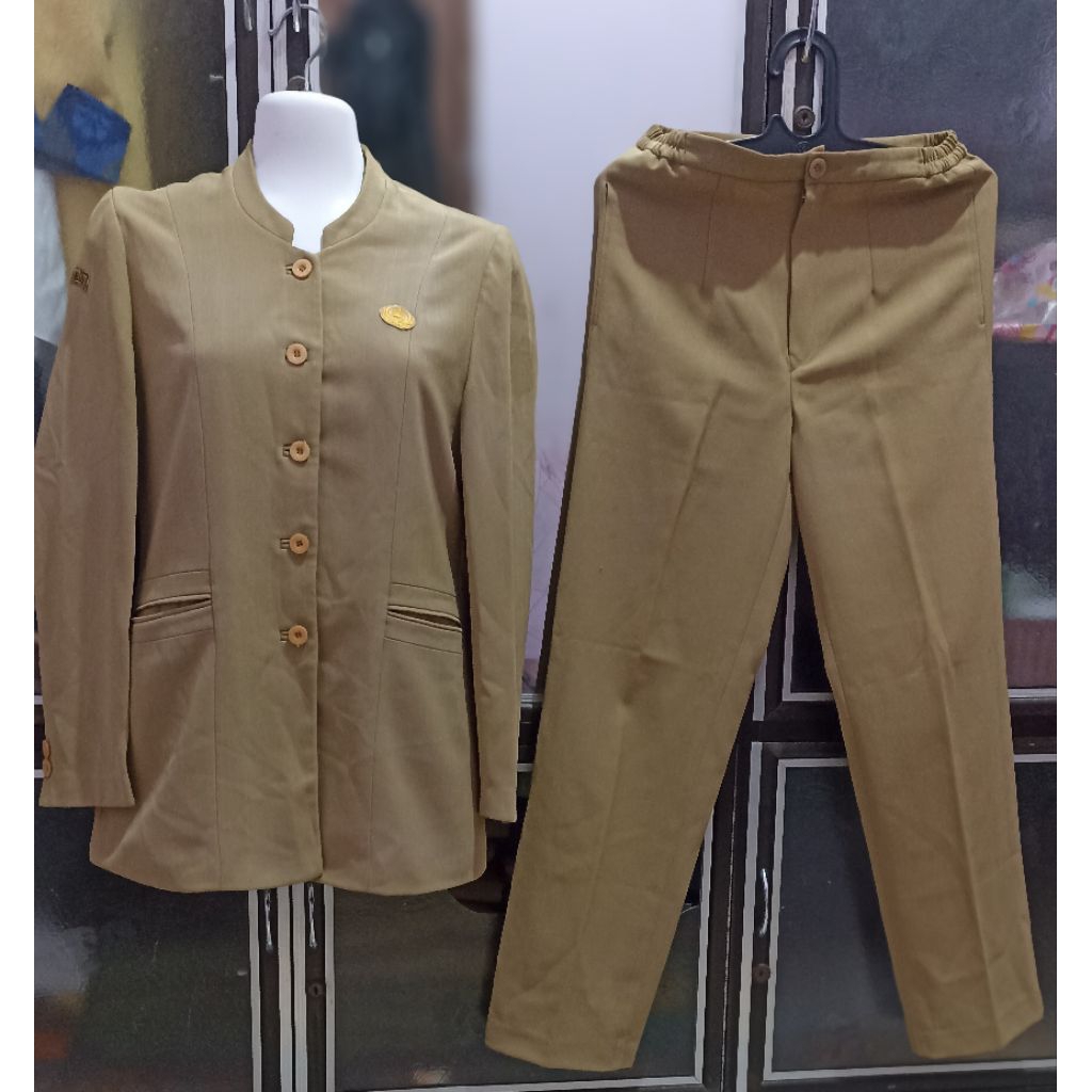 Setelan seragam khaki wanita preloved