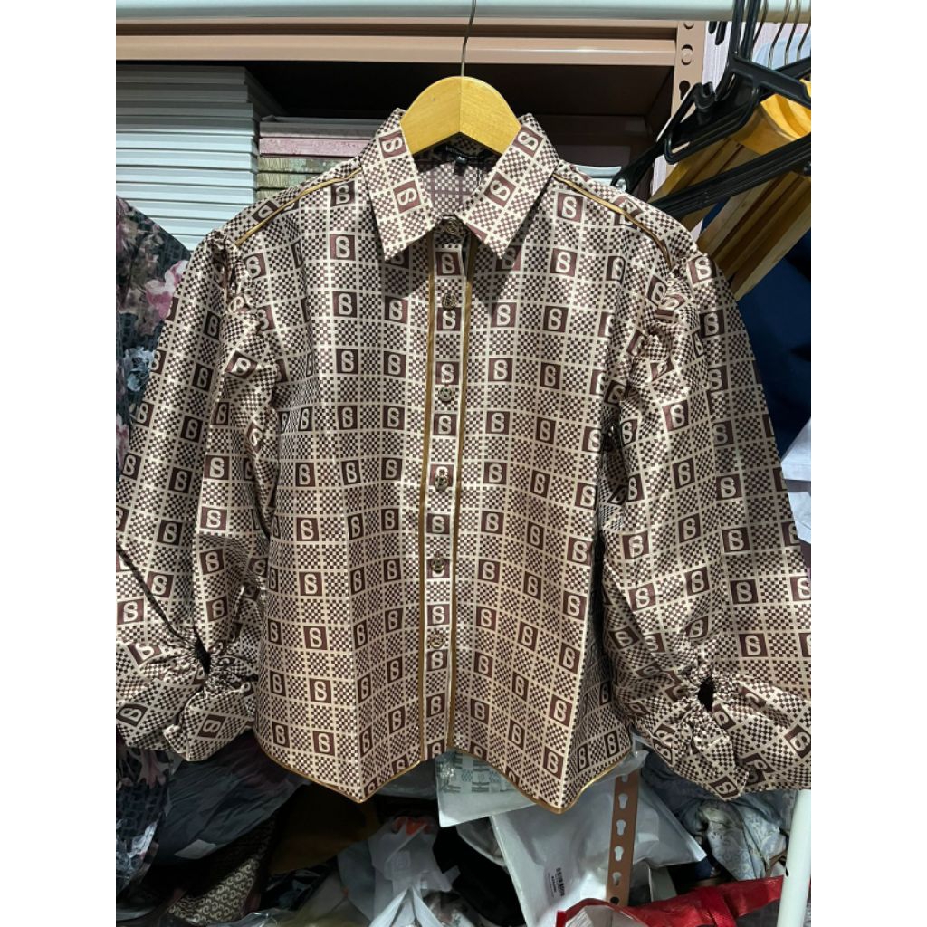 Buttonscarves BS Crop Top Mono Monogram Jacquard Silk Kylie Kemeja Atasan Wanita Tapis Emboss size M