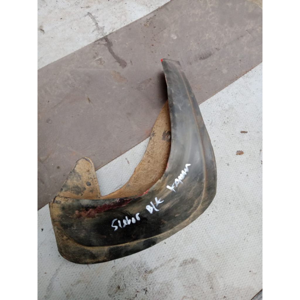 Mud Guard Belakang Kanan Suzuki Esteem 1.3