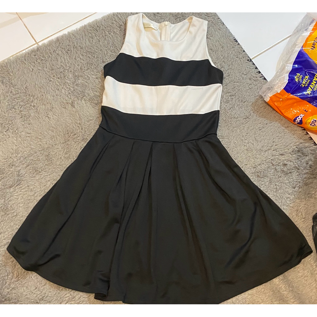 PRELOVED MINI DRESS SEXY HITAM PUTIH