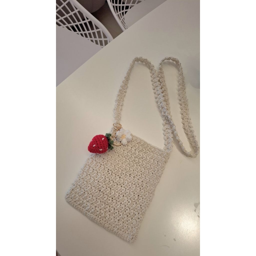 Tas sling bag rajut Aruna free bagcharm Strawberry