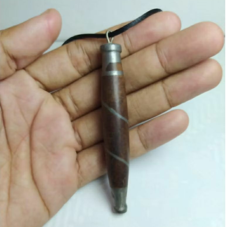 Kalung liontin kayu gaharu