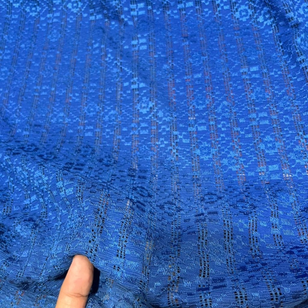 Kain Brokat Katun Motif Modern Warna biru volt – Lembut, Eksklusif, Cocok untuk Gaun & Kebaya