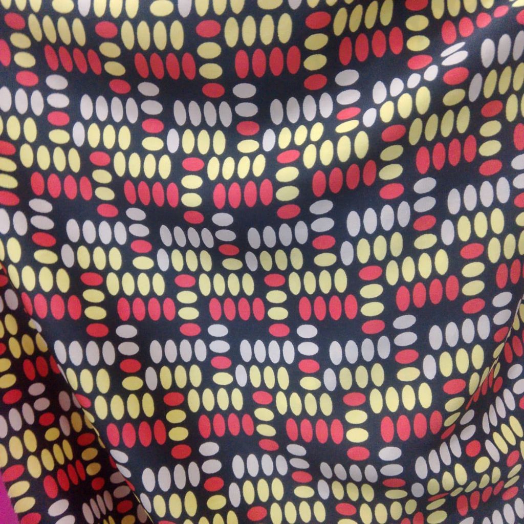 Kain Satin Maxmara Motif Abstrak Oval Dot Merah Kuning Dasar Hitam Bahan Dress Blouse Premium (Harga