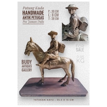 Patung Handmade Jadul Eropa Figur Petugas Pos Pembawa Surat Jaman Dulu