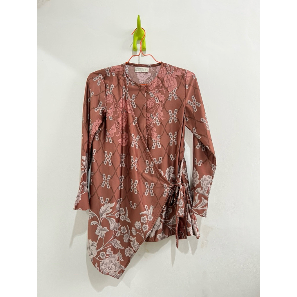 Preloved Wearing Klamby Sumbawa Blouse Clay S