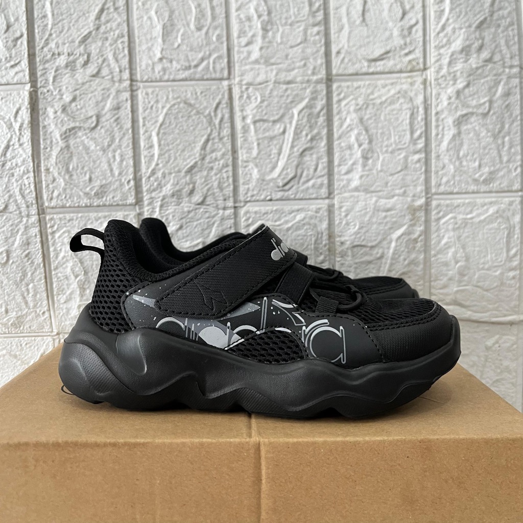 ONLY SIZE 30 SEPATU ANAK DIADORA KIDS UNISEX LAKI-LAKI PEREMPUAN DIADORA HENDERSON JR MONOBLACK TERB
