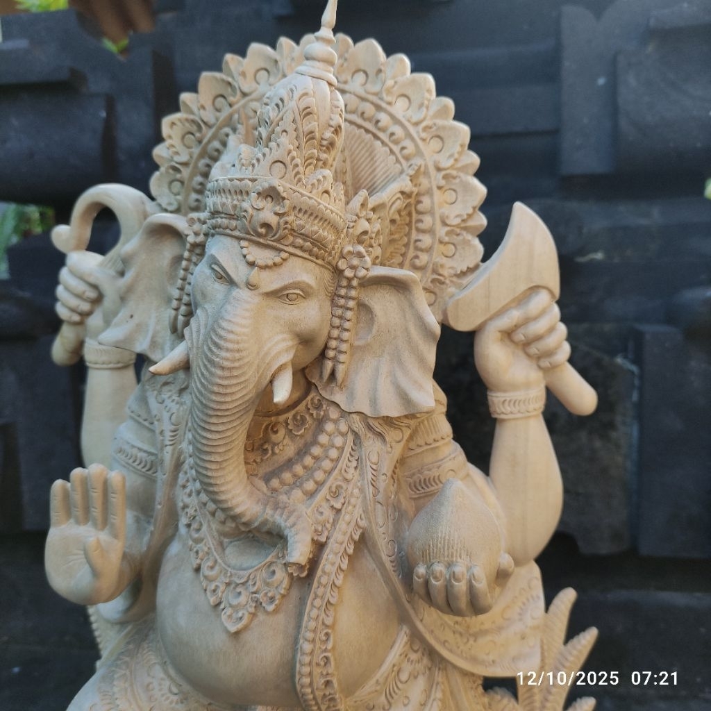 Patung arca dewa Ganesha buatan tangan Bali bahan kayu