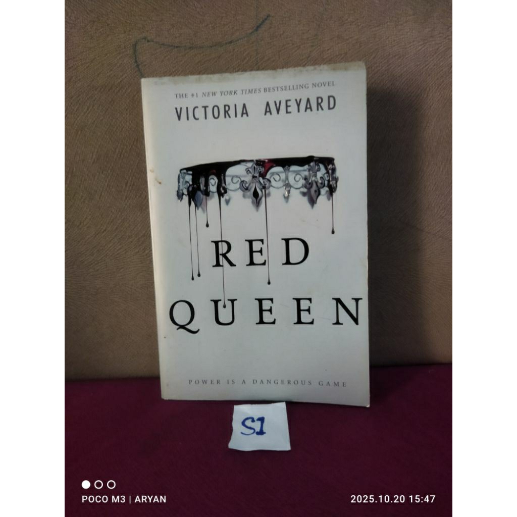 RED QUEEN - VICTORIA AVEYARD