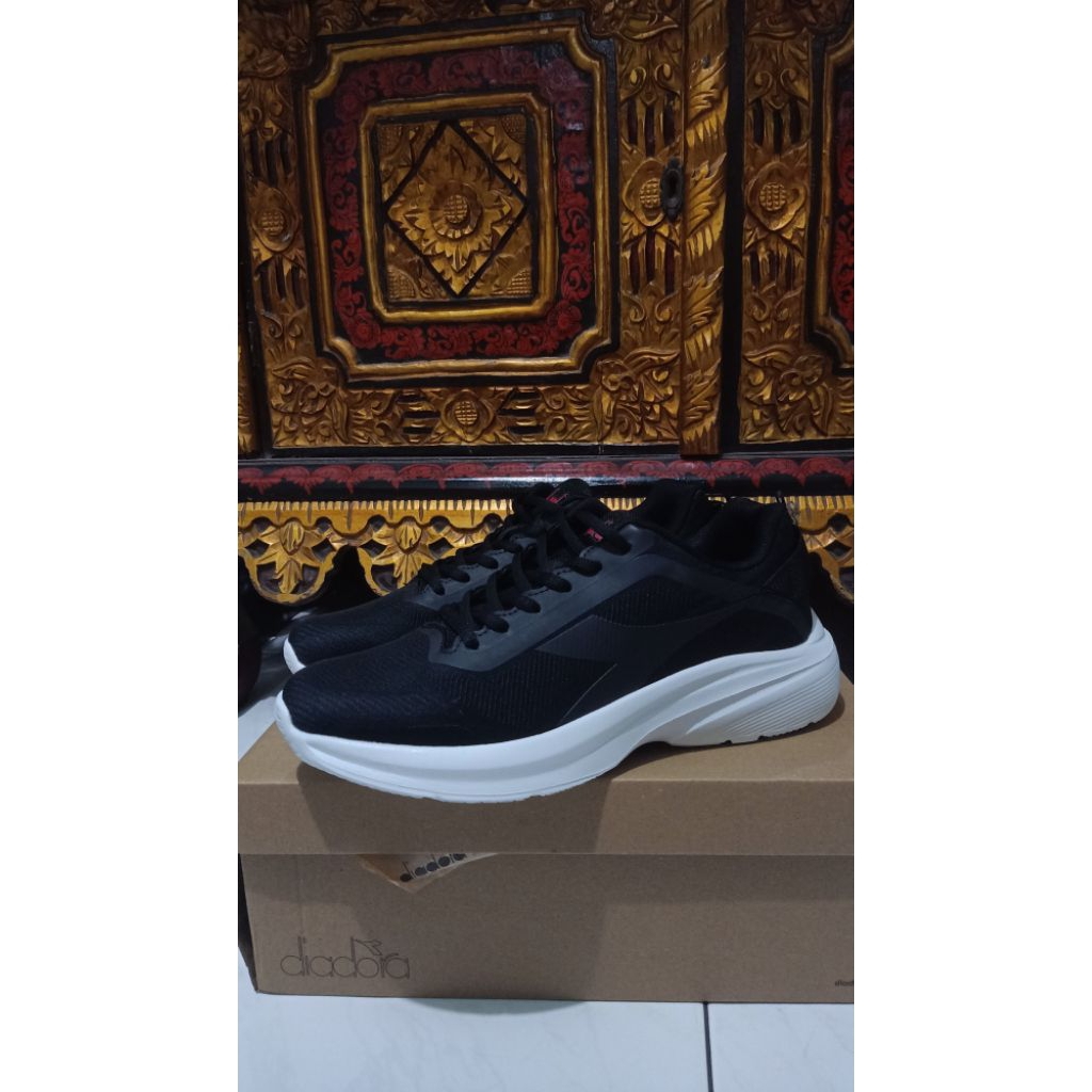 sepatu Diadora hitam putih size 41