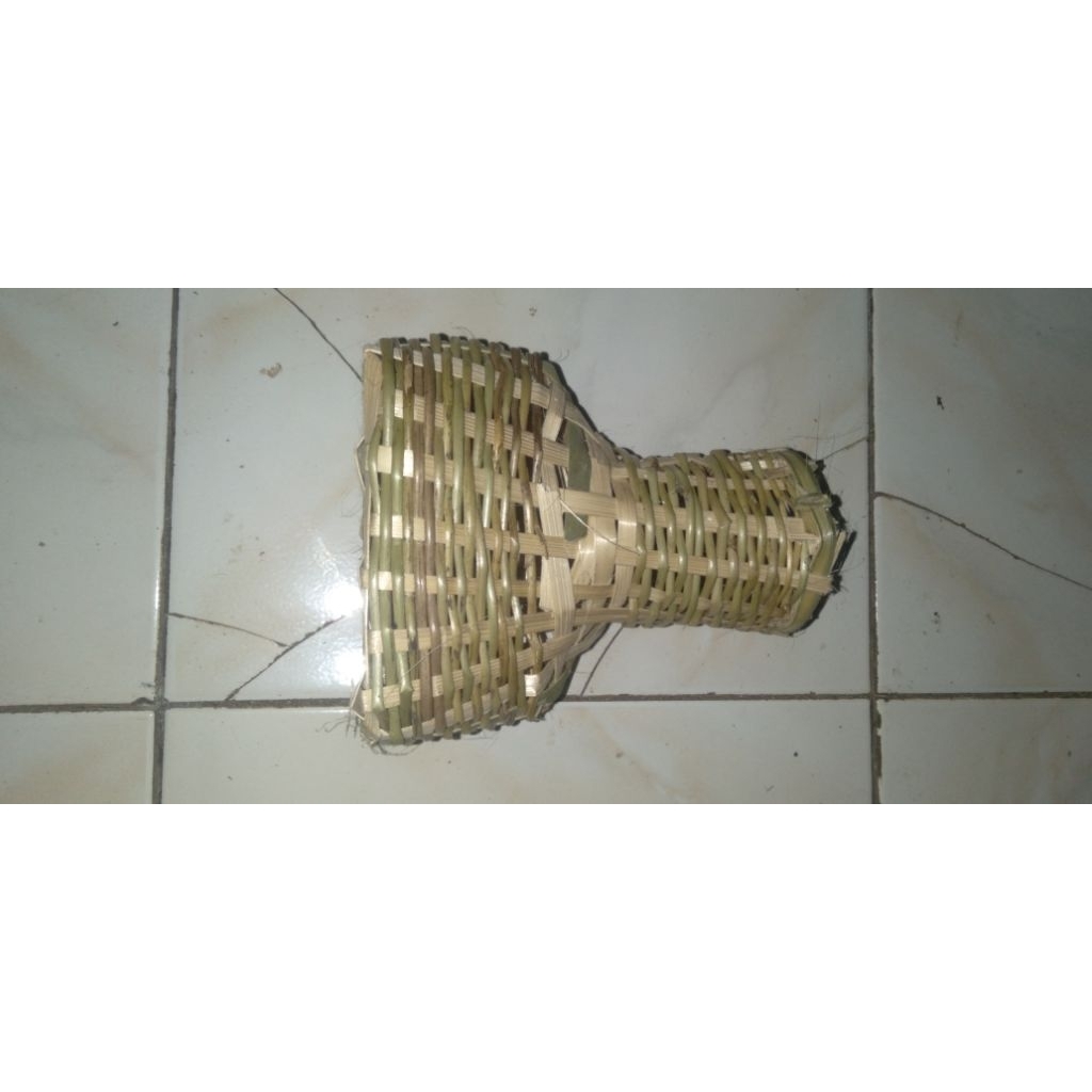 korang ikan dari bambu atau wadah ikan siap pakai