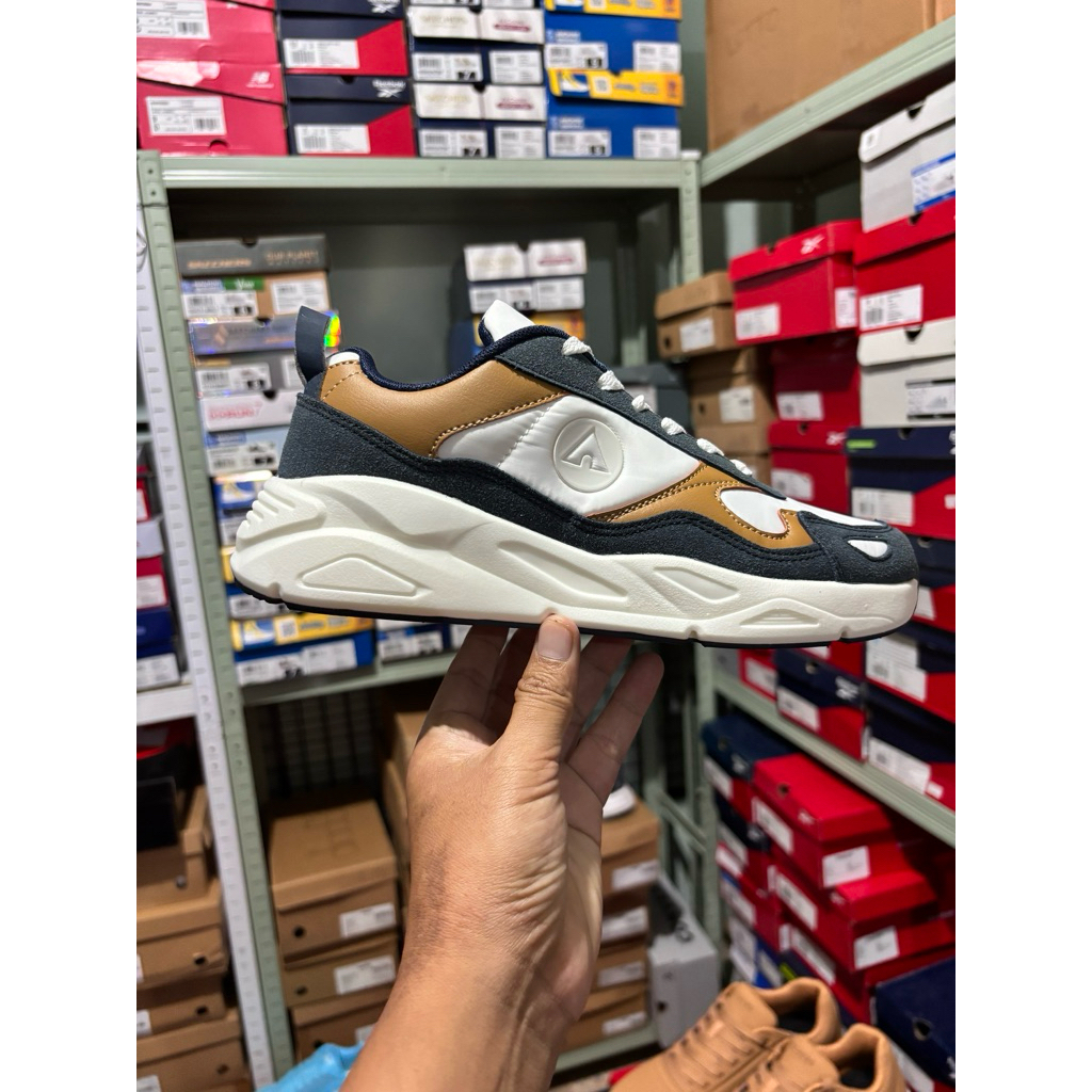 Sepatu Airwalk DESMOND casual white navy dan white brown