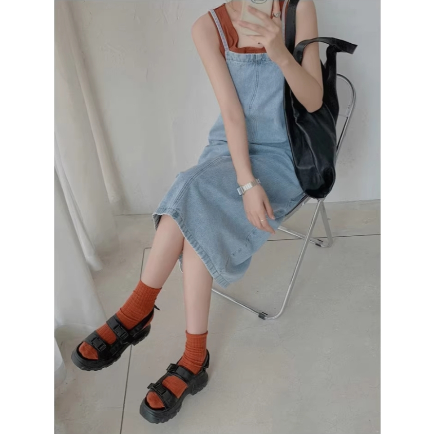 Rok Jeans Gantungan Panjang Light Wash dengan Desain Minimalis