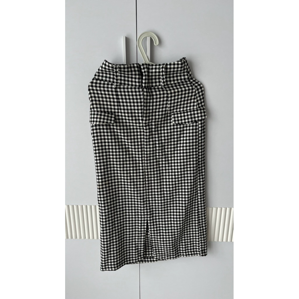 PRELOVED - ROK STRADIVARIUS ROK CEWEK MOTIF ROK CEWE HITAM ROK CEWE PUTIH ROK SPAN ROK PENSIL UKURAN