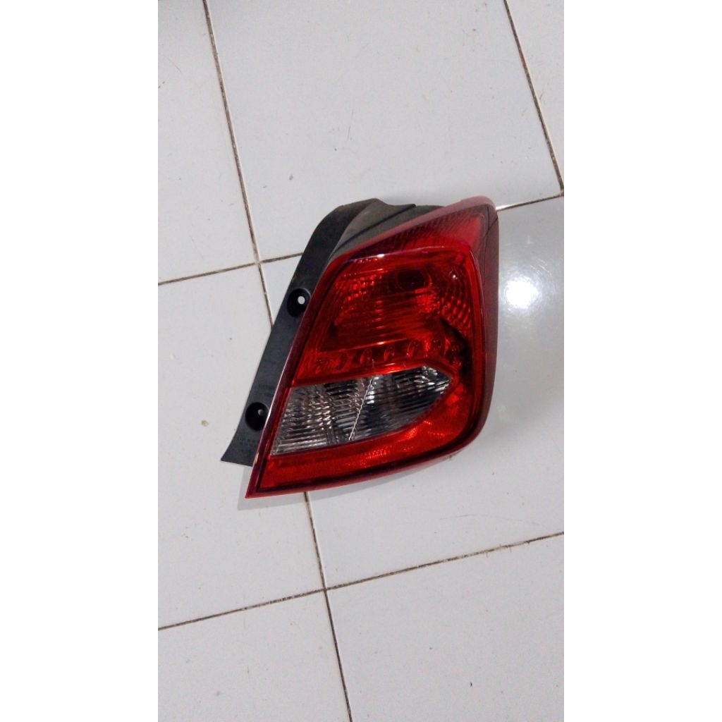 Lampu belakang Datsun go(kanan)