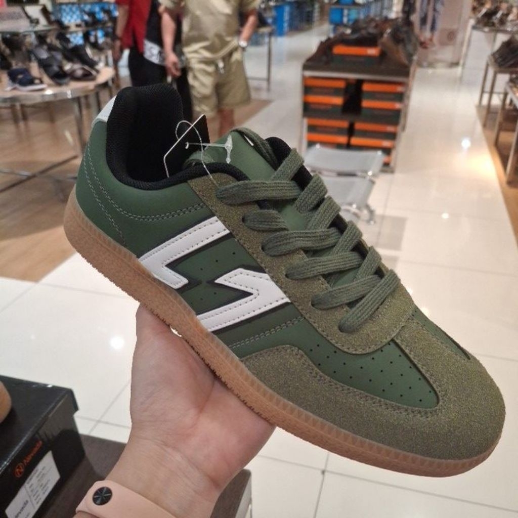 Sepatu sneakers pria nevada