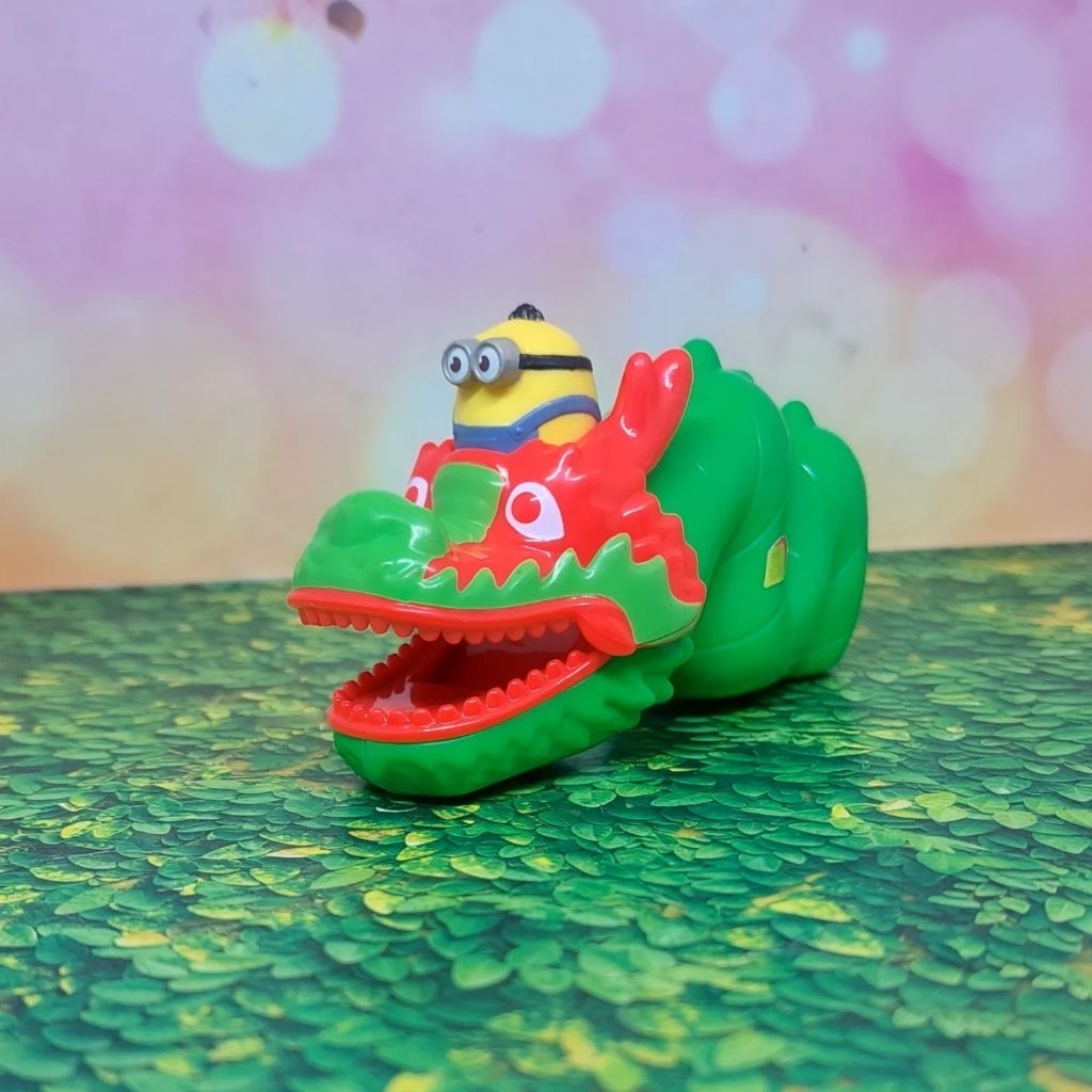 Preloved mainan figure minion naga mcd happy meal