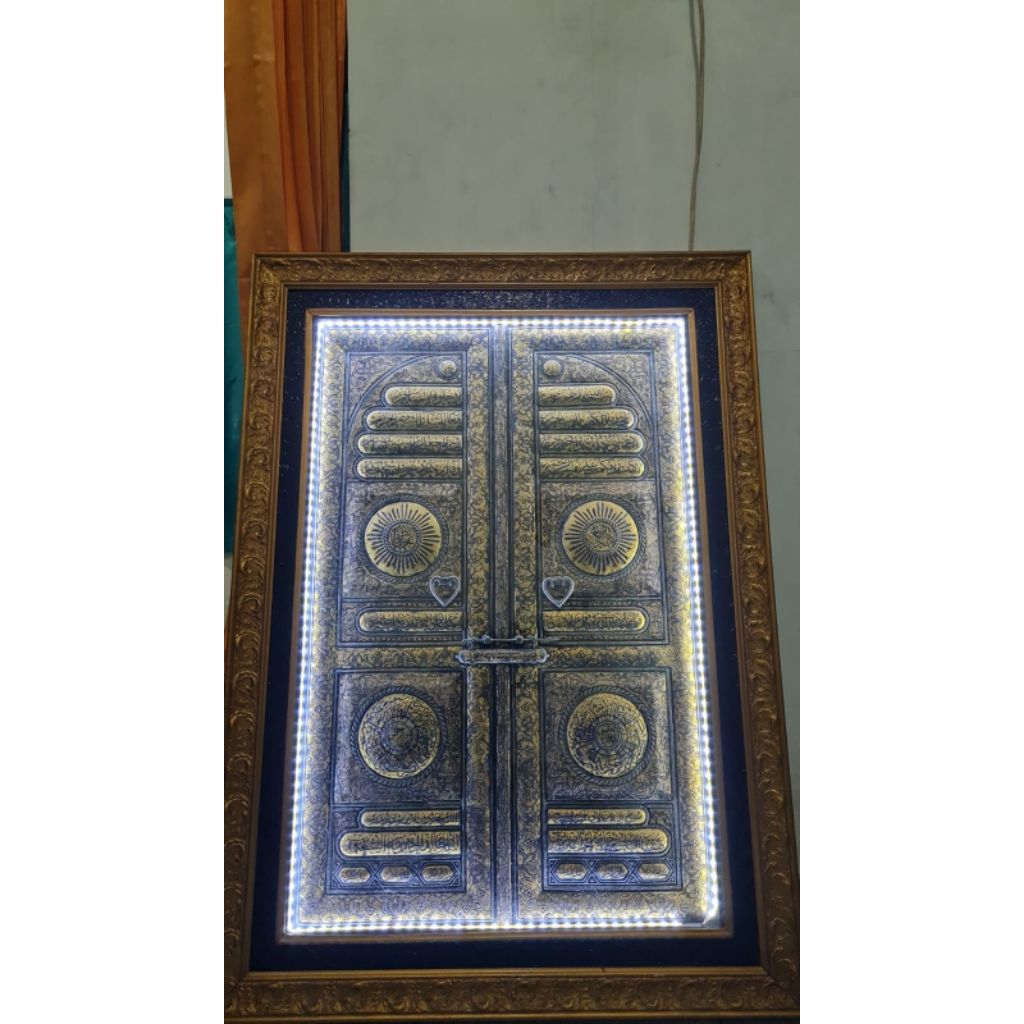 kaligrafi emas timbul