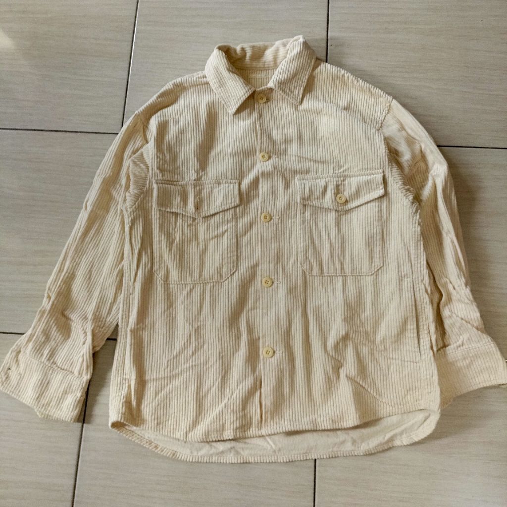 outer kemeja GU uniqlo corduroy tebal brockenwhite