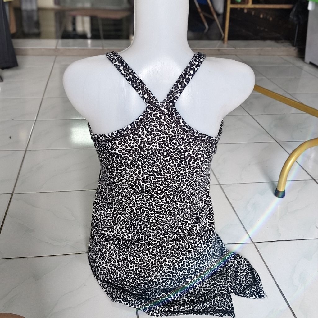 atasan yoga bermotif macan wanita