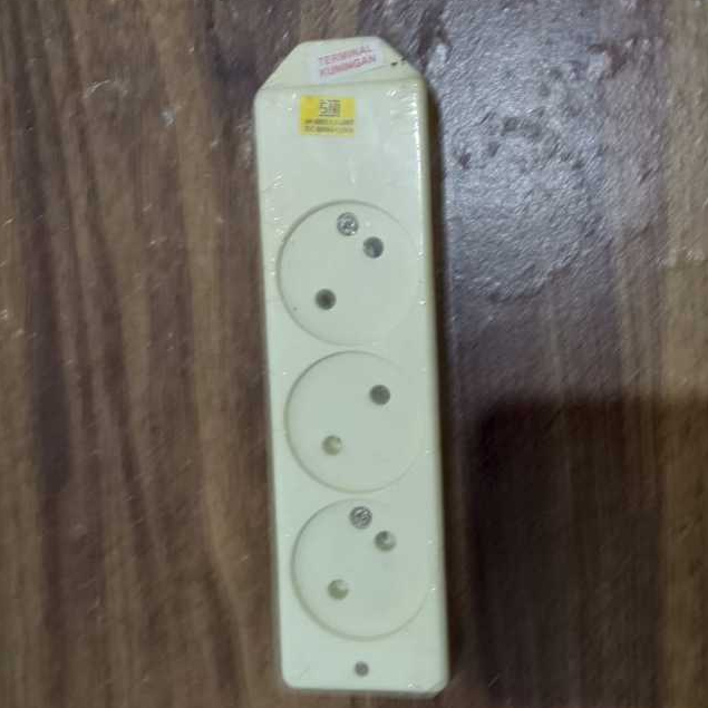 STOP KONTAK 3LB Stop Kontak 3 Lubang