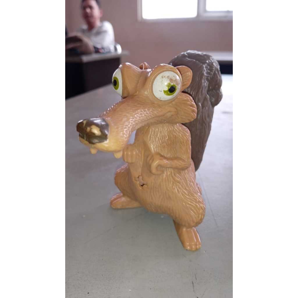 figur mainan tupai seri ice age mcd happy meal