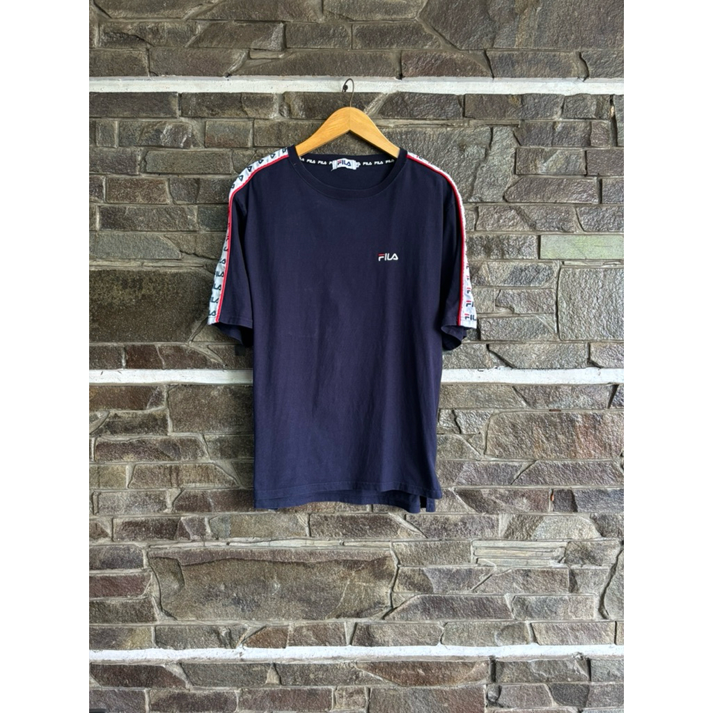 Fila • Navy Tapped Logo Embroidery Casual Tee / Kaos / Tshirt Size L Preloved Used Second