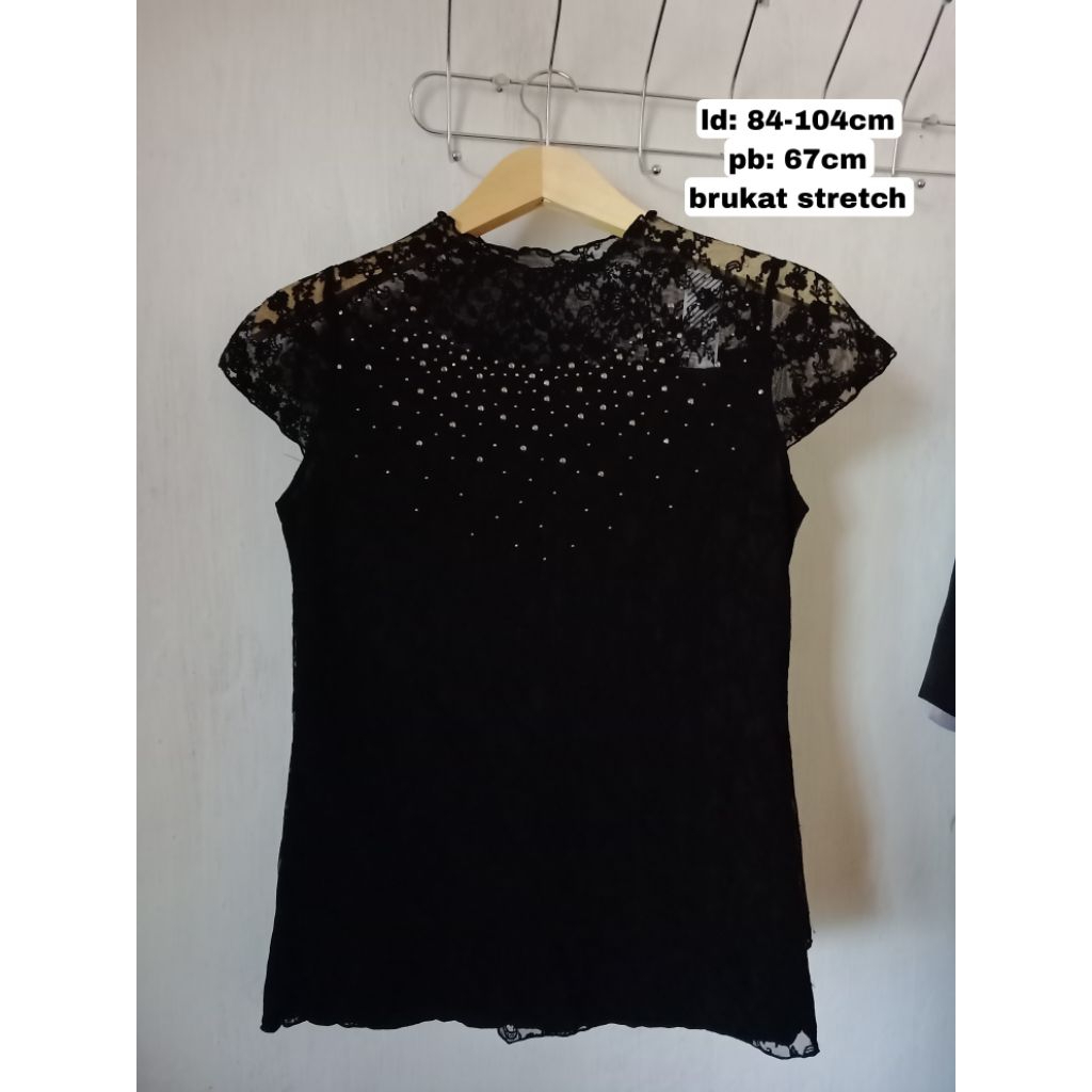 Atasan Kaos. Crop Top Black. Top Ruffle blouse. Uniqlo Wanita etc