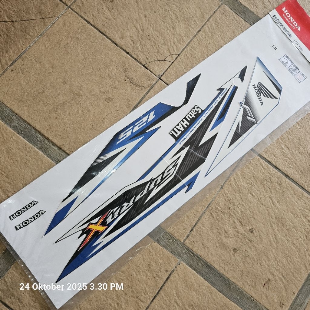 stripe body Supra X125 Fi biru hitam kiri. 861X0-K41-N00ZCL