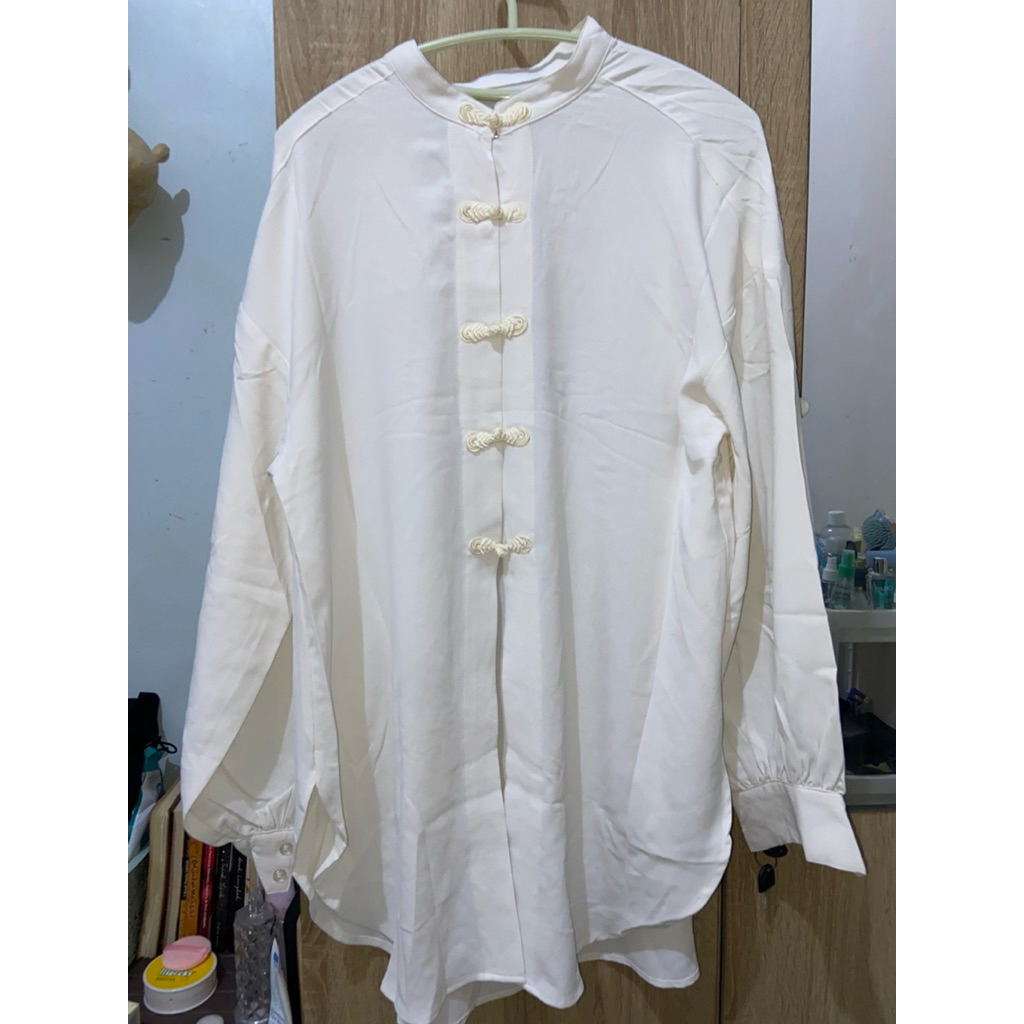 tunik putih tulang dan flare pants