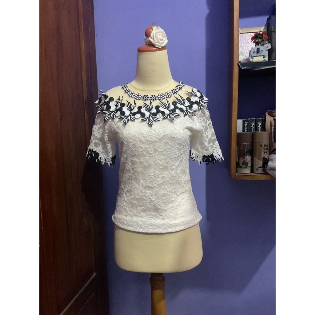 Blouse Brokat Putih Hitam Elegan – Atasan Pesta Wanita Modern Bahan Lace Premium