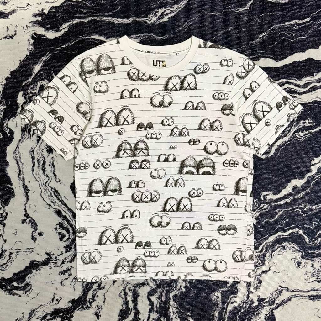 Uniqlo x kaws all over print tshirt kaos