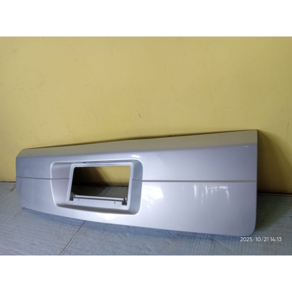 moulding pintu bagasi Nissan Serena C24