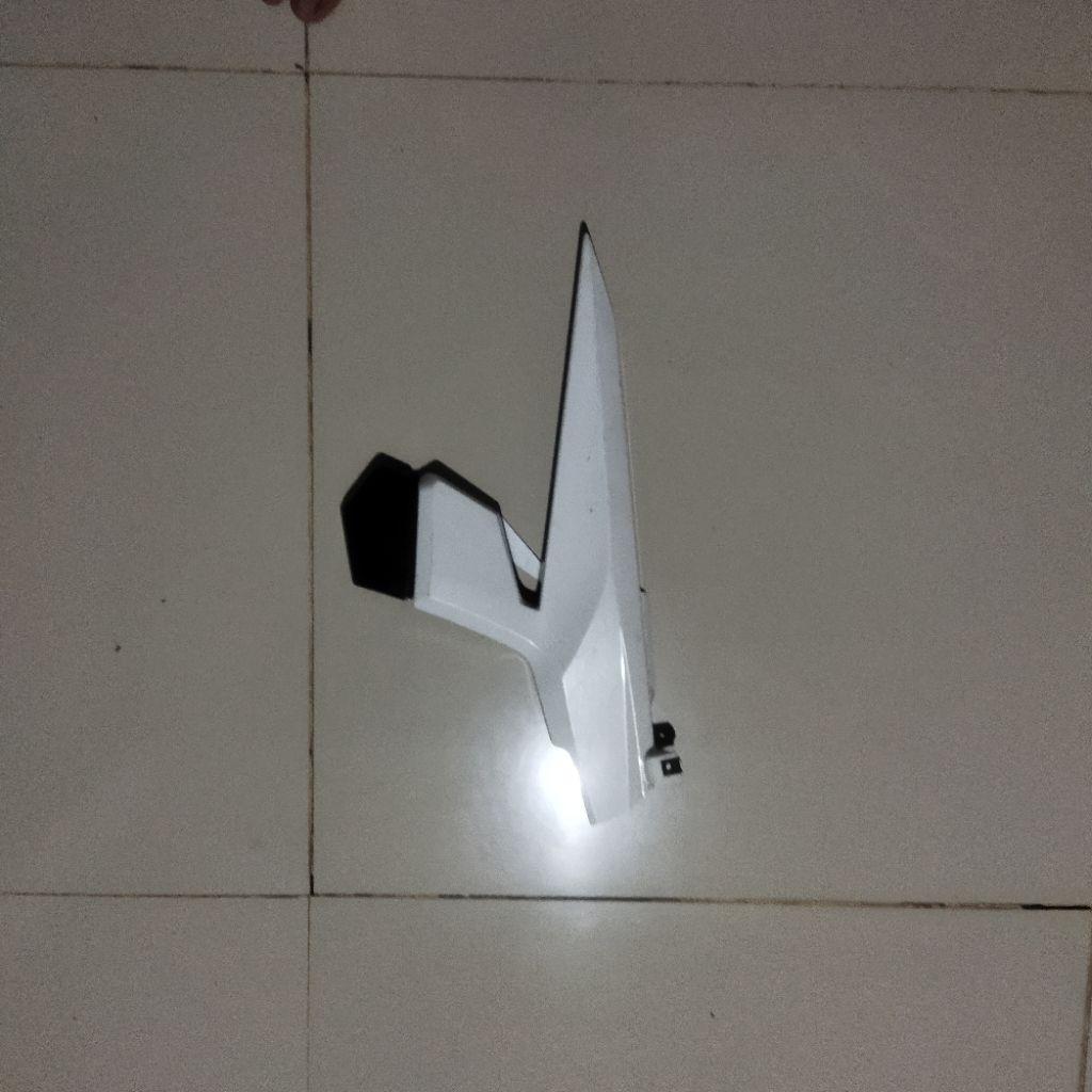 sambungan body Jupiter MX New warna putih original (sebelah kanan) bekas