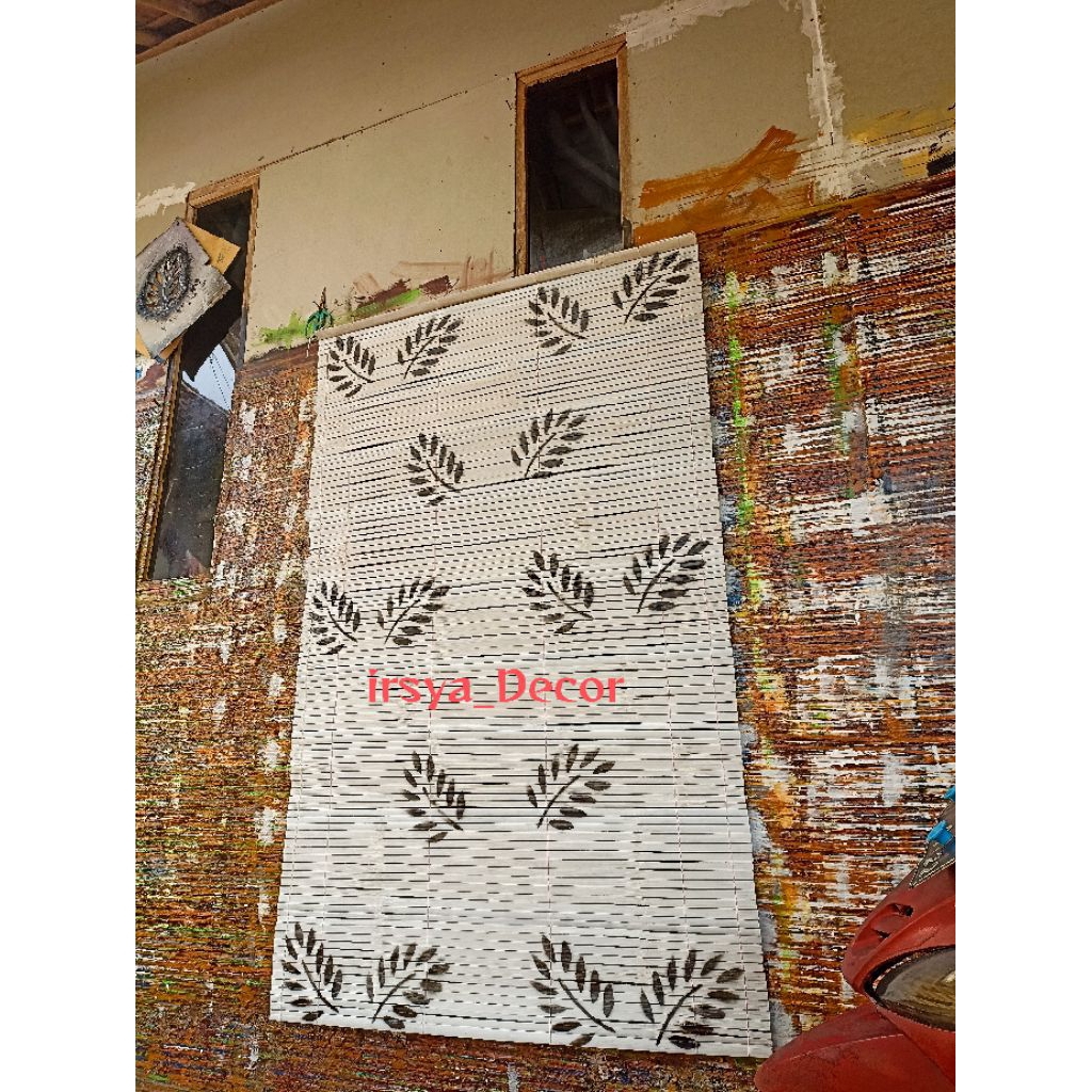 tirai bambu gulung outdoor warna putih motif bunga