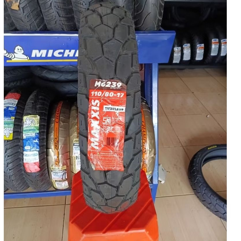 maxxis m6239 110/80-17 tubbles