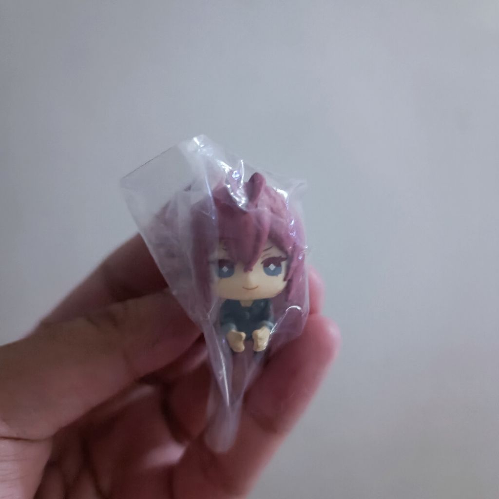 TWISTED WONDERLAND Official Cable Hugger Figure