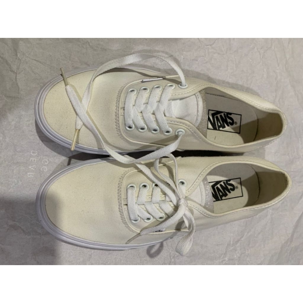 Preloved Sepatu Vans Putih No Minus