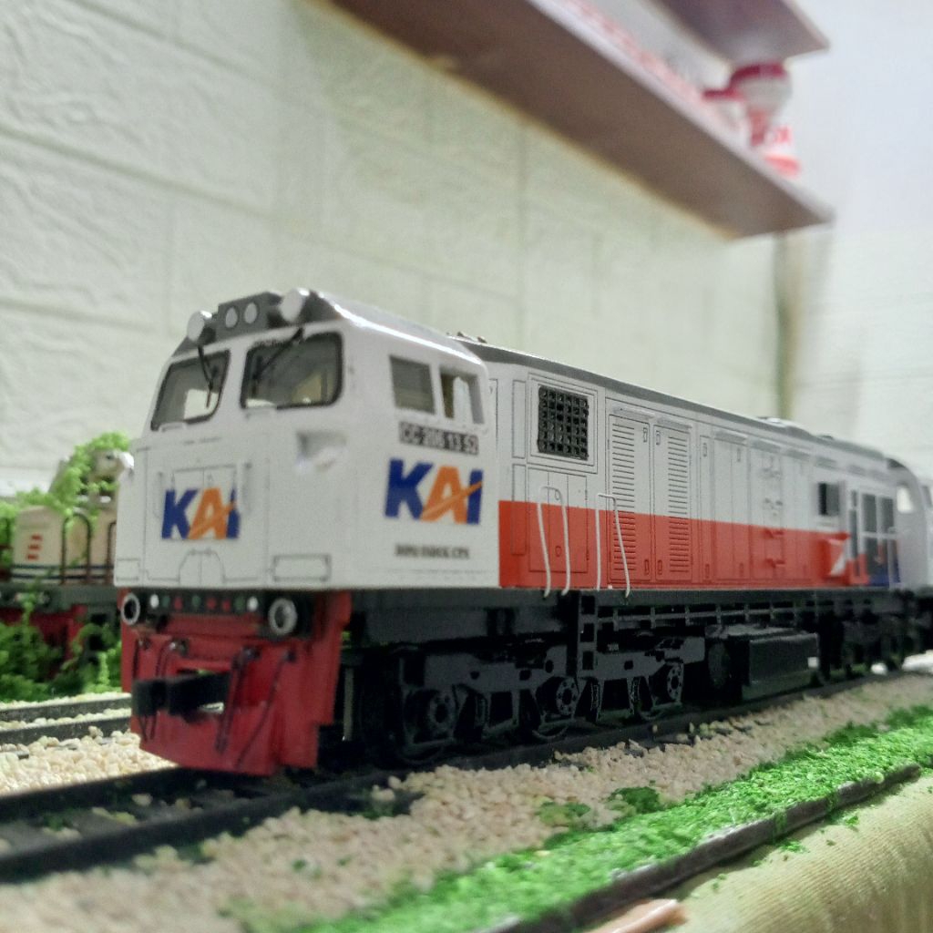 Miniatur lokomotif kereta api Indonesia CC 206