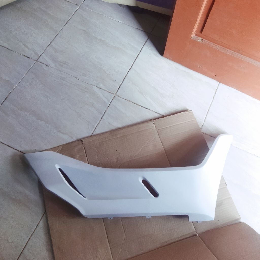 dek bawah body bawah Honda PCX 150 k97 warna putih original lepasan motor lecet pemakaian