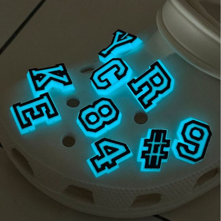 Alphabetz Jibbitz Pin Hiasan Sandal Bapau Glow In The Dark  Pria dan wanita 1 pcs Unisex